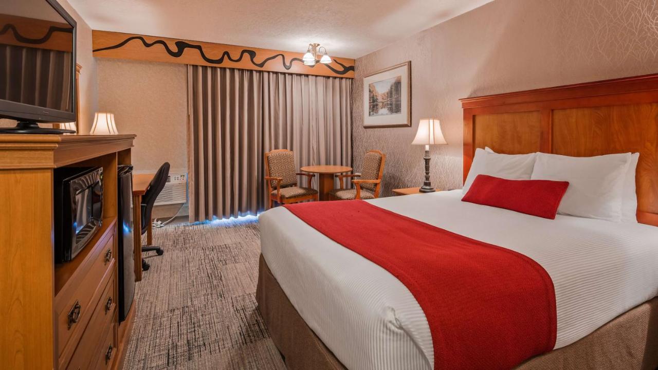 King Room with Balcony and River View - Non-Smoking