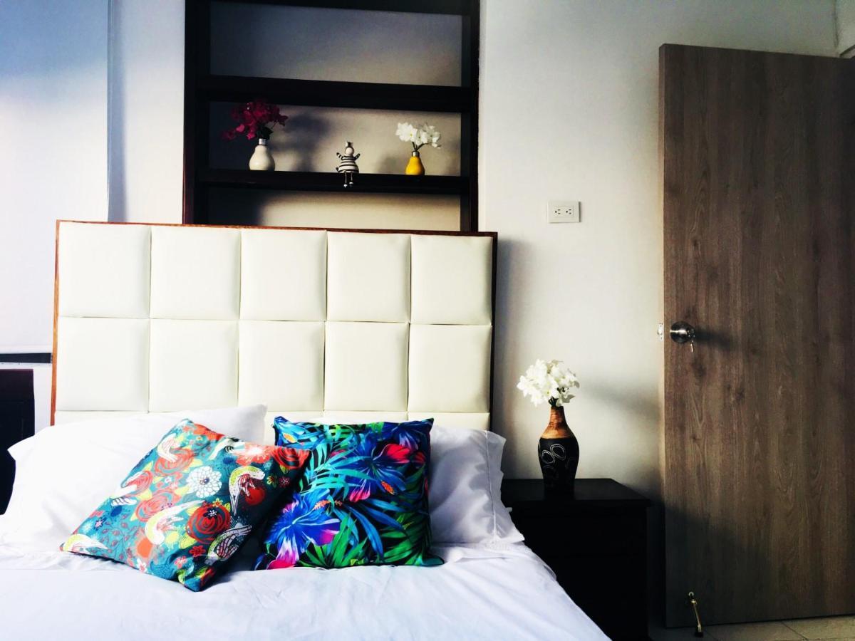 Quarto com Cama de Casal ou 2 de Solteiro e Banheiro Compartilhado
