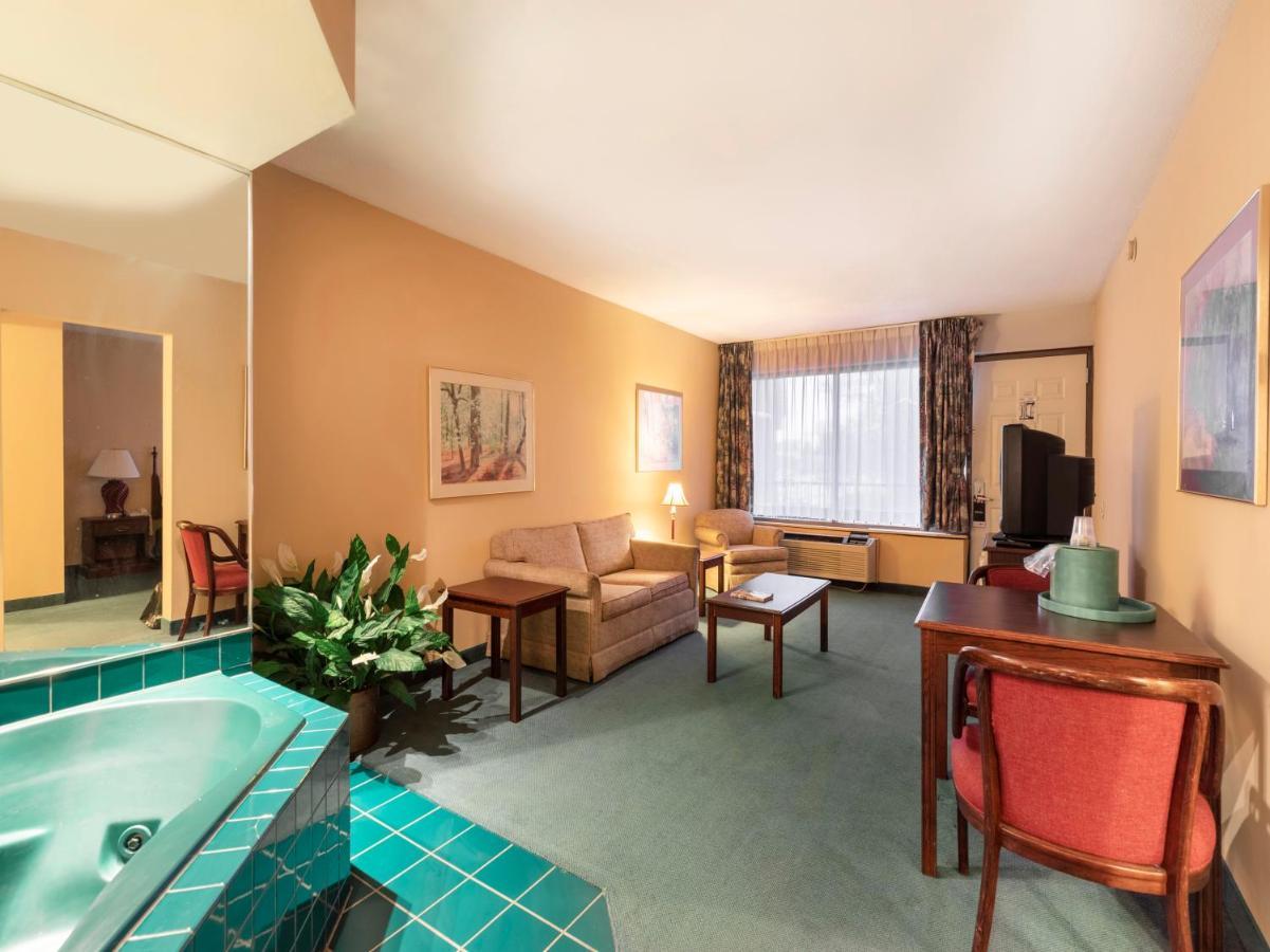 Queen Suite Jetted Tub