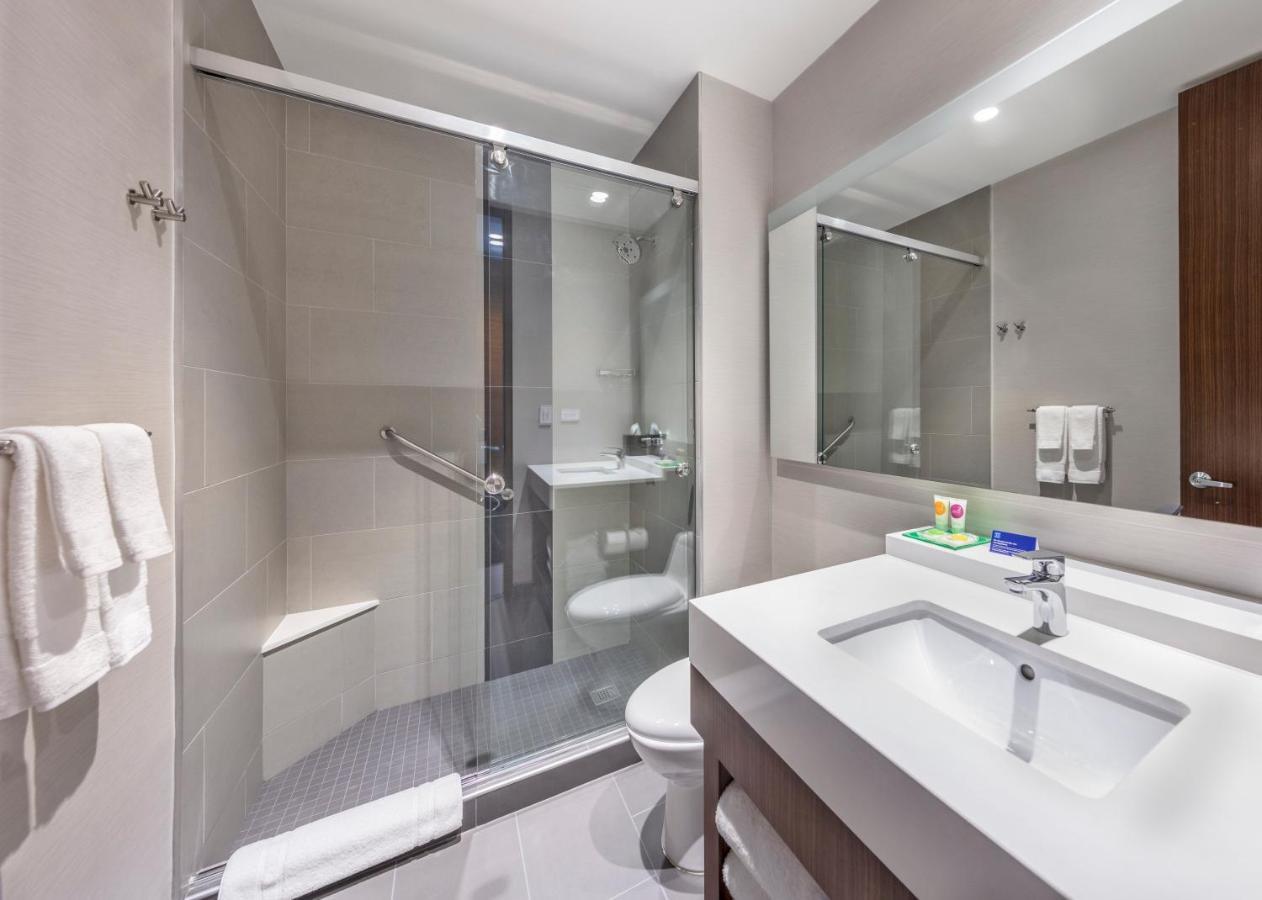 Quarto com Cama King-size e Sofá-Cama - Andar Alto