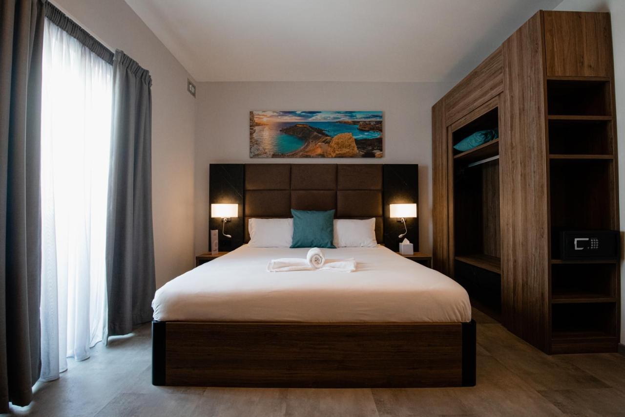 Standard Double Room Balcony or Urban View,972201865:JPEG
