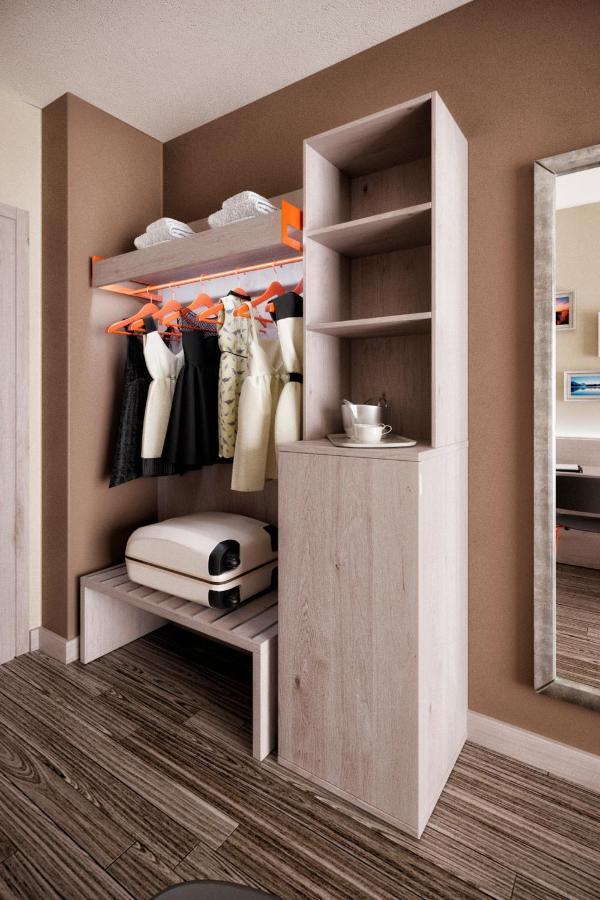 Doppelzimmer mit Zustellbett und Balkon