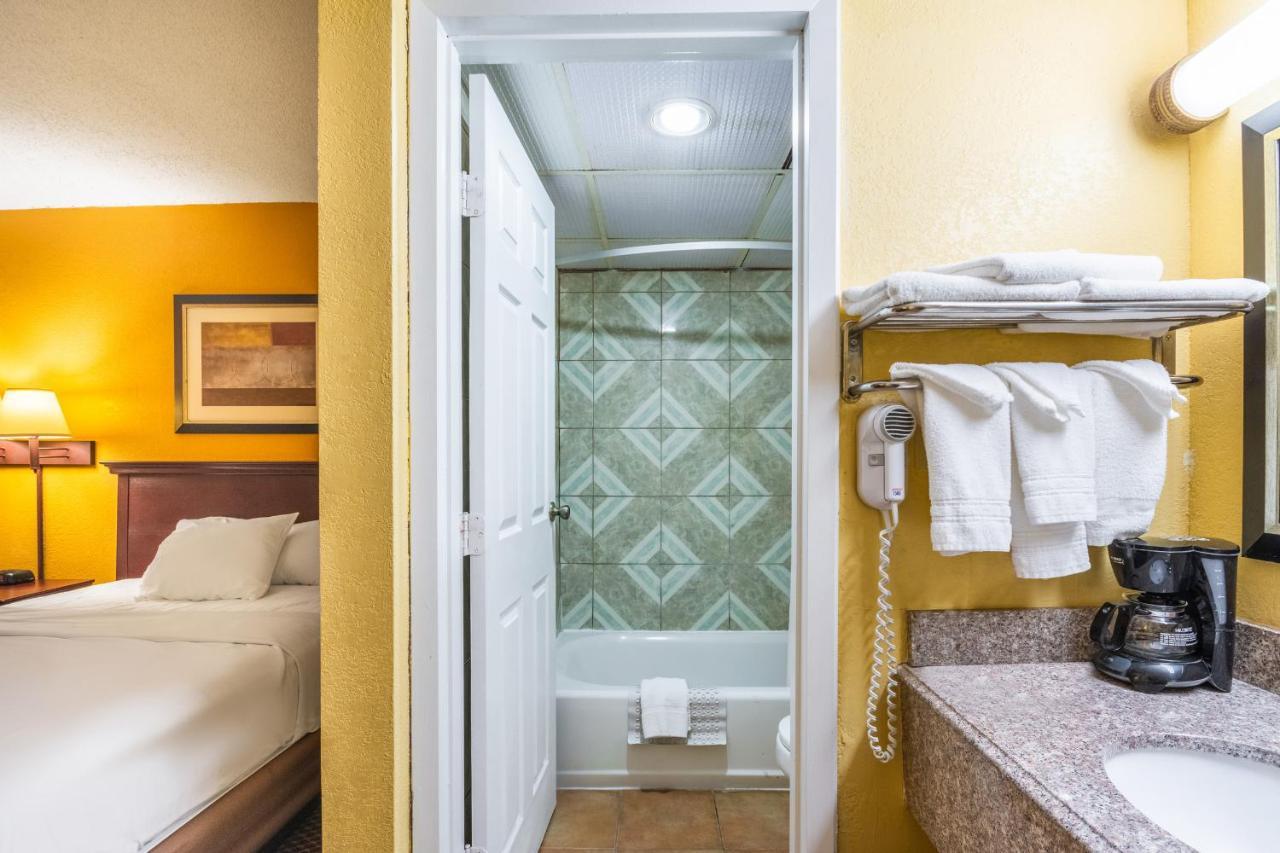 Queen Room with Two Queen Beds - Smoking