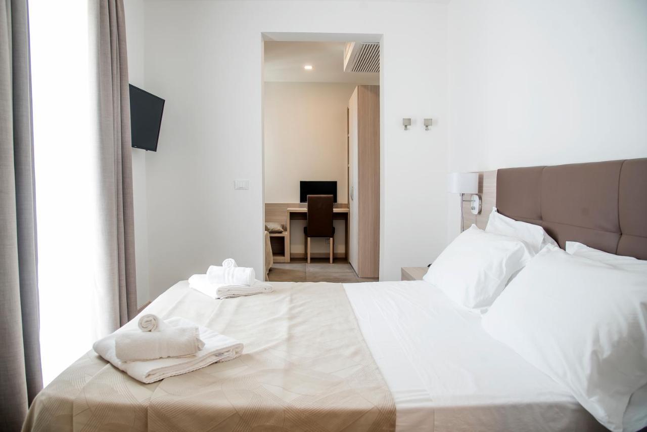 Deluxe Dreibettzimmer mit Balkon und seitlichem Meerblick