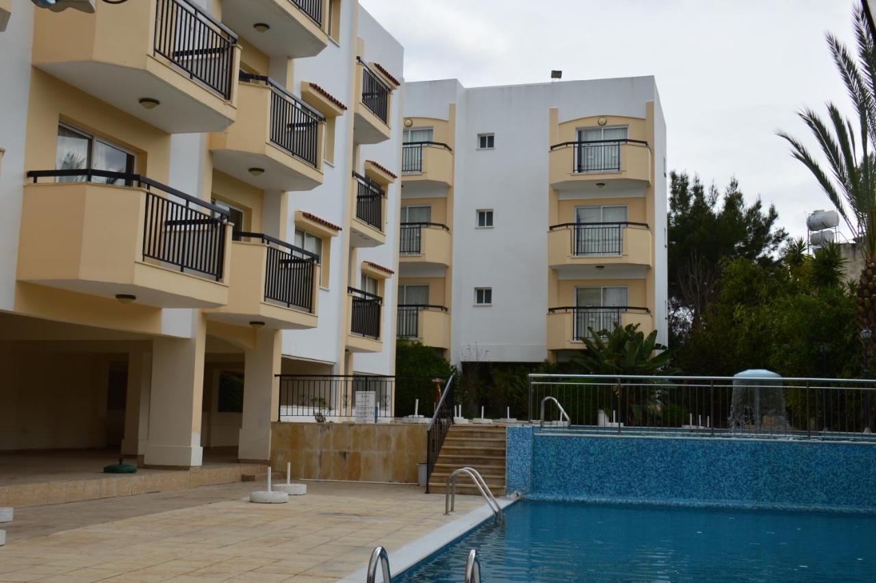 Apartment with Pool View