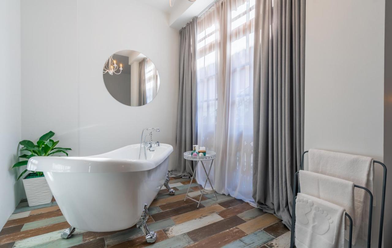 Deluxe Double Room Bath,975931822:JPEG