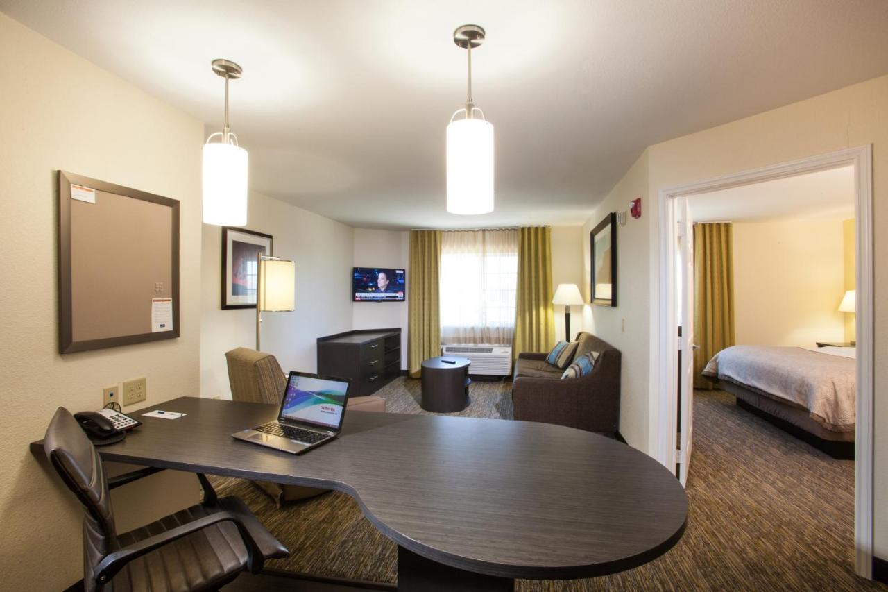 One-Bedroom Suite with Kitchen Area