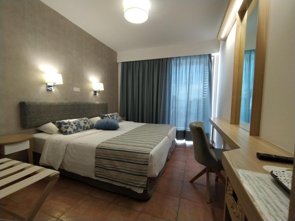 Zweibettzimmer mit Poolblick