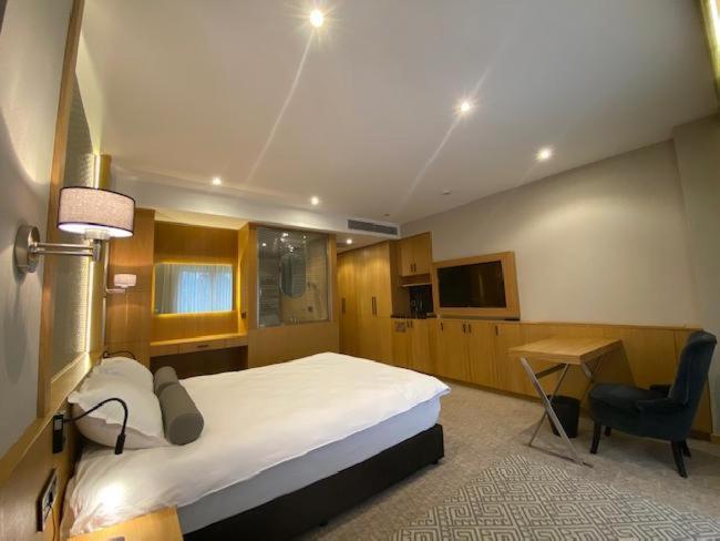 Family Room,977138497:JPEG