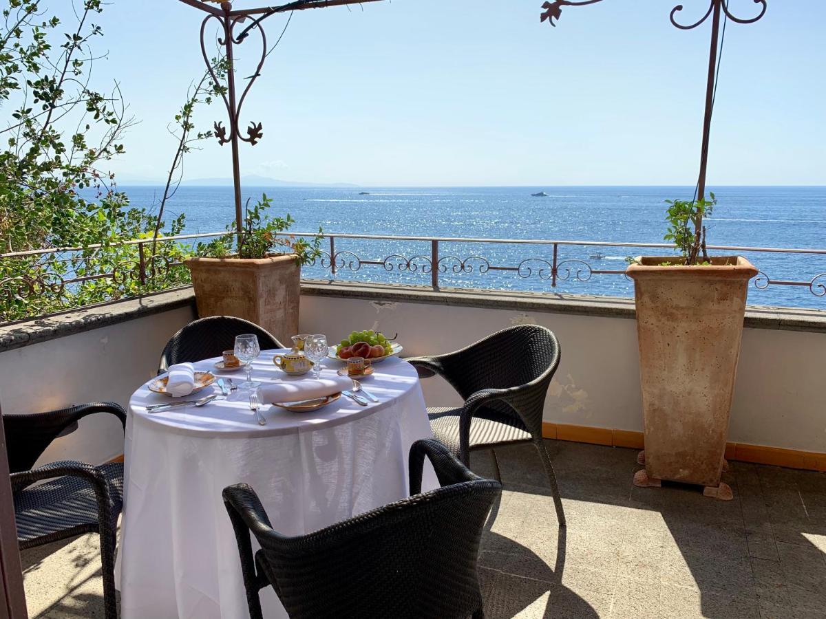 Deluxe Double Room with Balcony and Sea View