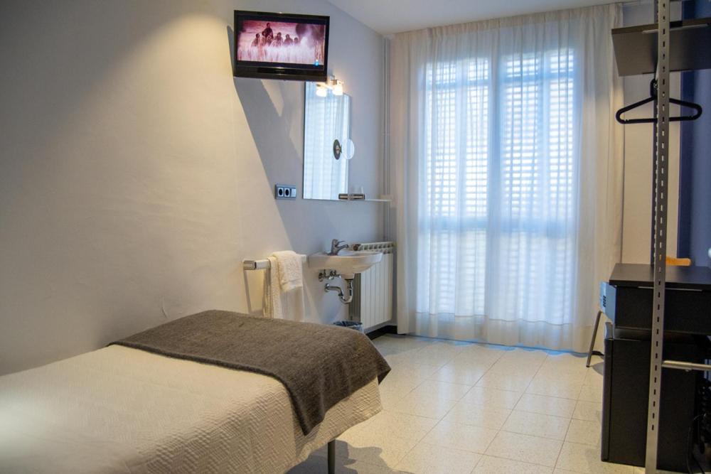 Single Room with Shared Bathroom,978753403:JPEG