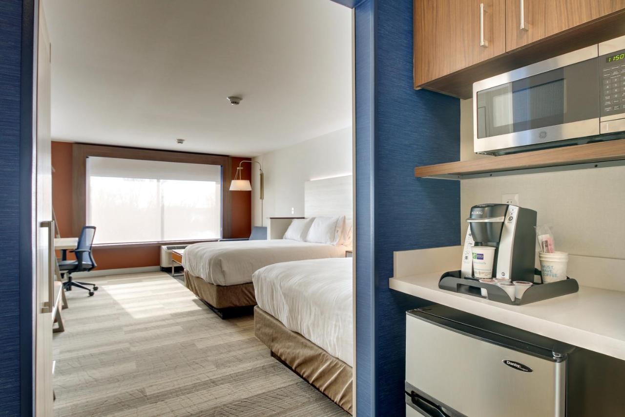 Queen Suite Two Queen Beds