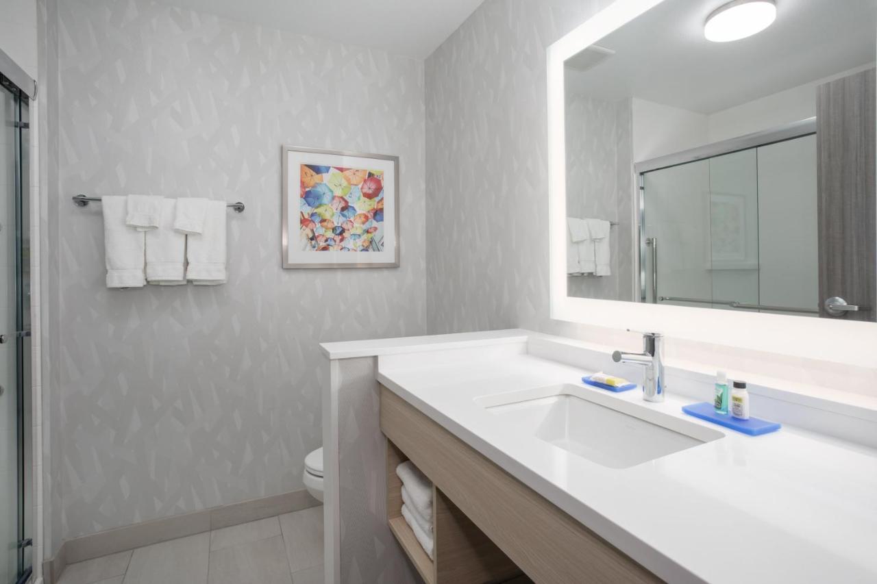 Standard Queen Room with Two Queen Beds and Mobility Accessible Tub