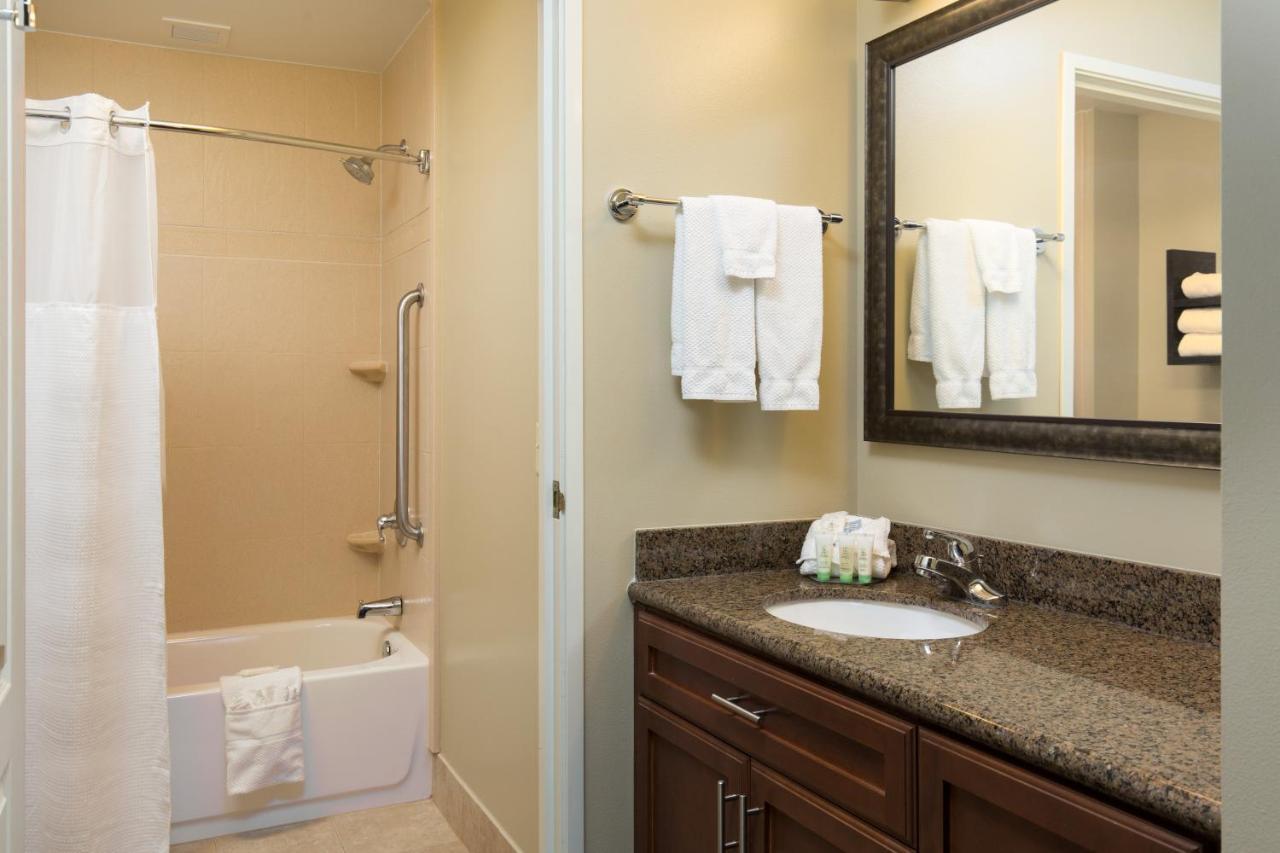 One-Bedroom King Suite with Communications Accessible Tub