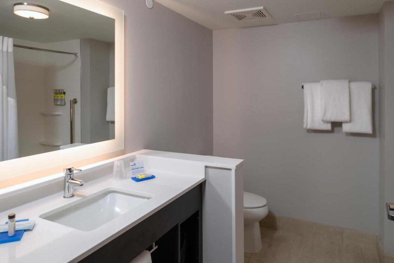 Standard Queen Room with Two Queen Beds and Mobility Accessible Tub