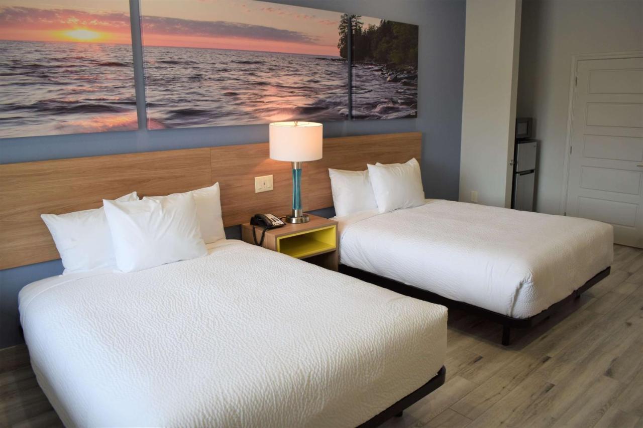 Queen Room with Two Queen Beds - Hearing Accessible with Bath Tub with Grab Bars - Non-Smoking