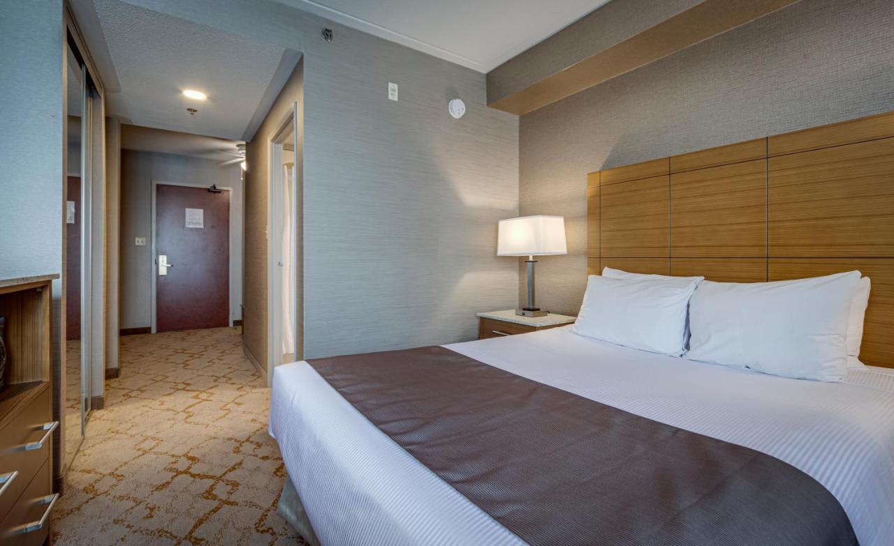 Queen Suite with Sofa Bed