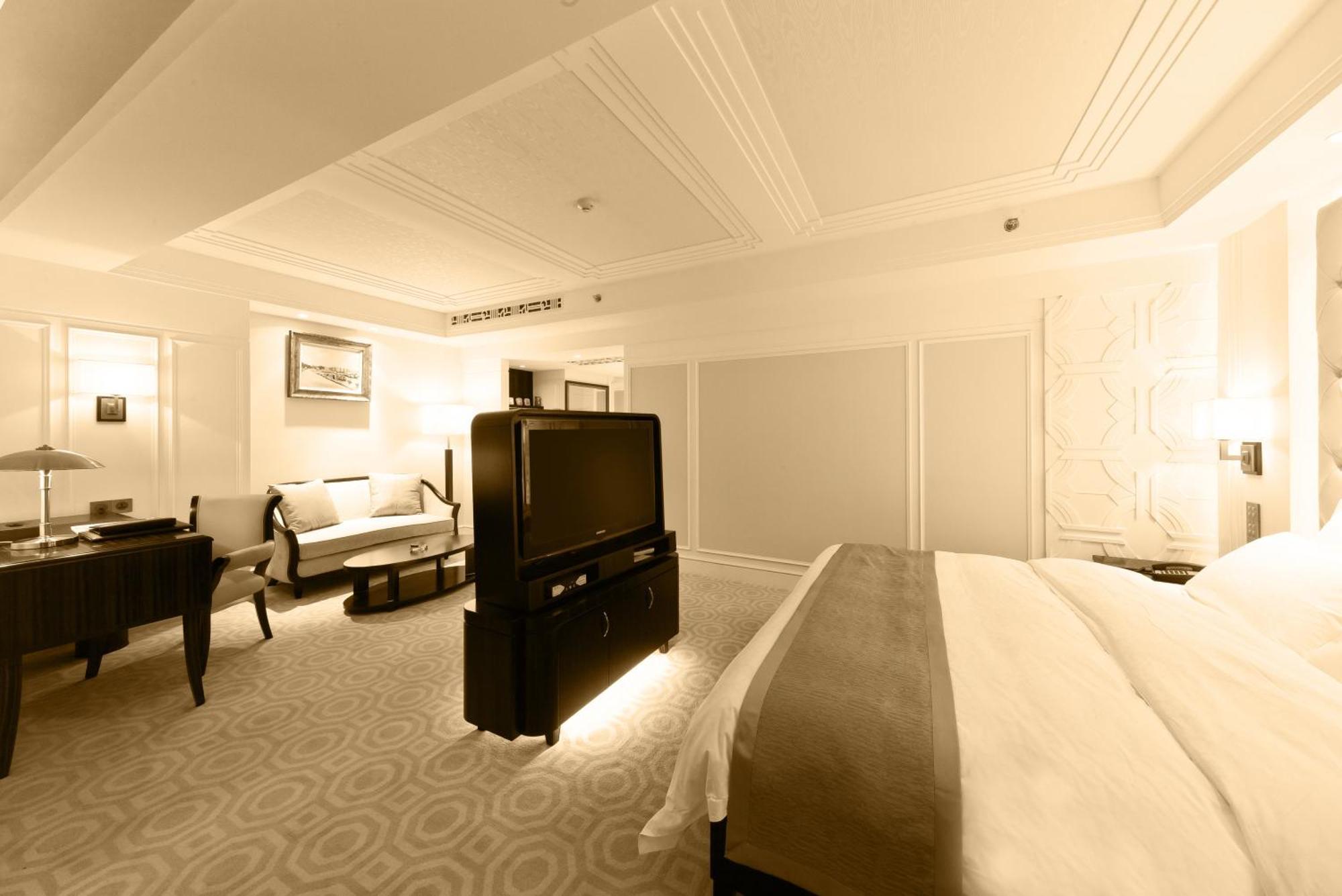 Deluxe King or Twin Room Include 2
