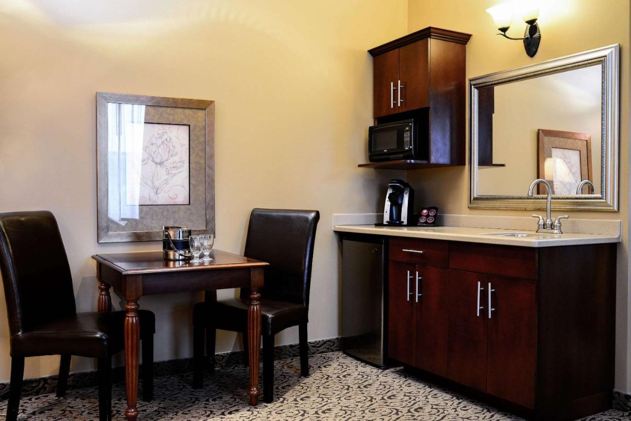 One-Bedroom King Suite - Non-Smoking