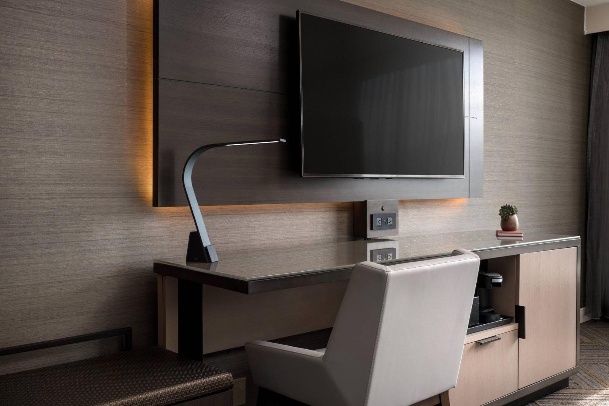 Executive Level King Room with Mountain View and Roll-in Shower - Mobility Accessible