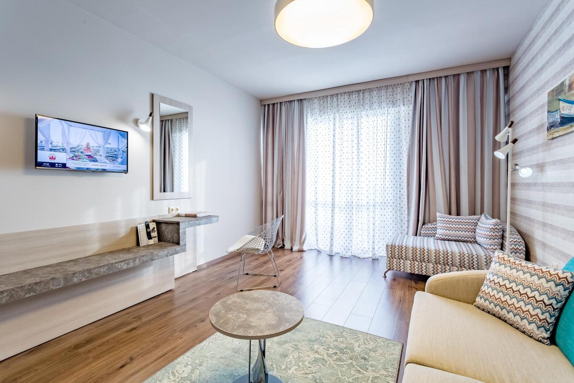 Deluxe One-Bedroom Suite (4 Adults),1627931529:JPEG