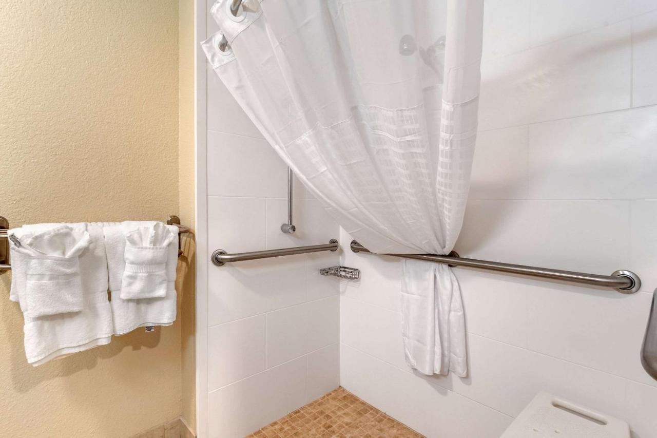 Double Room with Roll-In Shower - Accessible/Non-Smoking