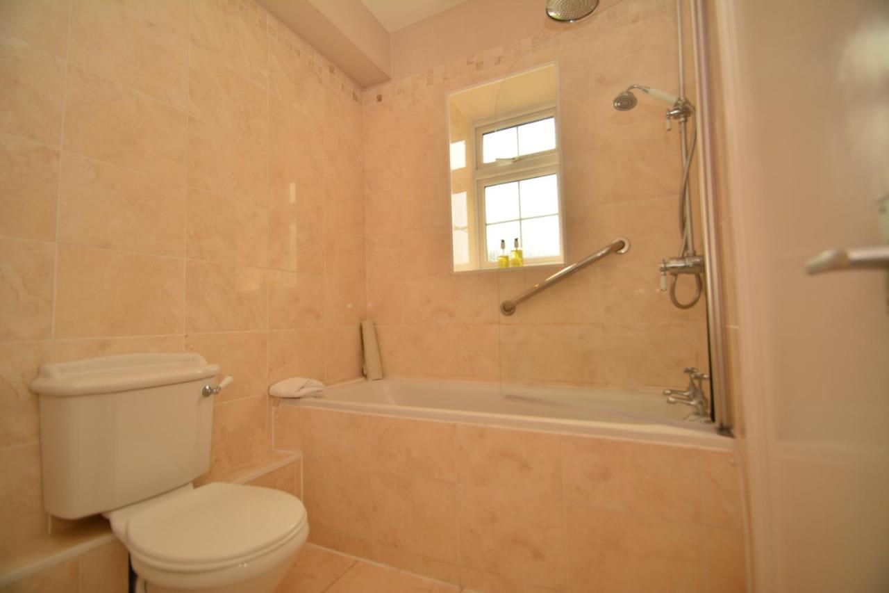 Twin Room,1563267421:JPEG