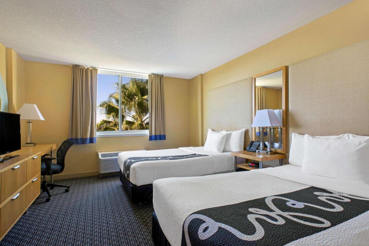 Double Room with Two Double Beds and Lake View - Non-Smoking