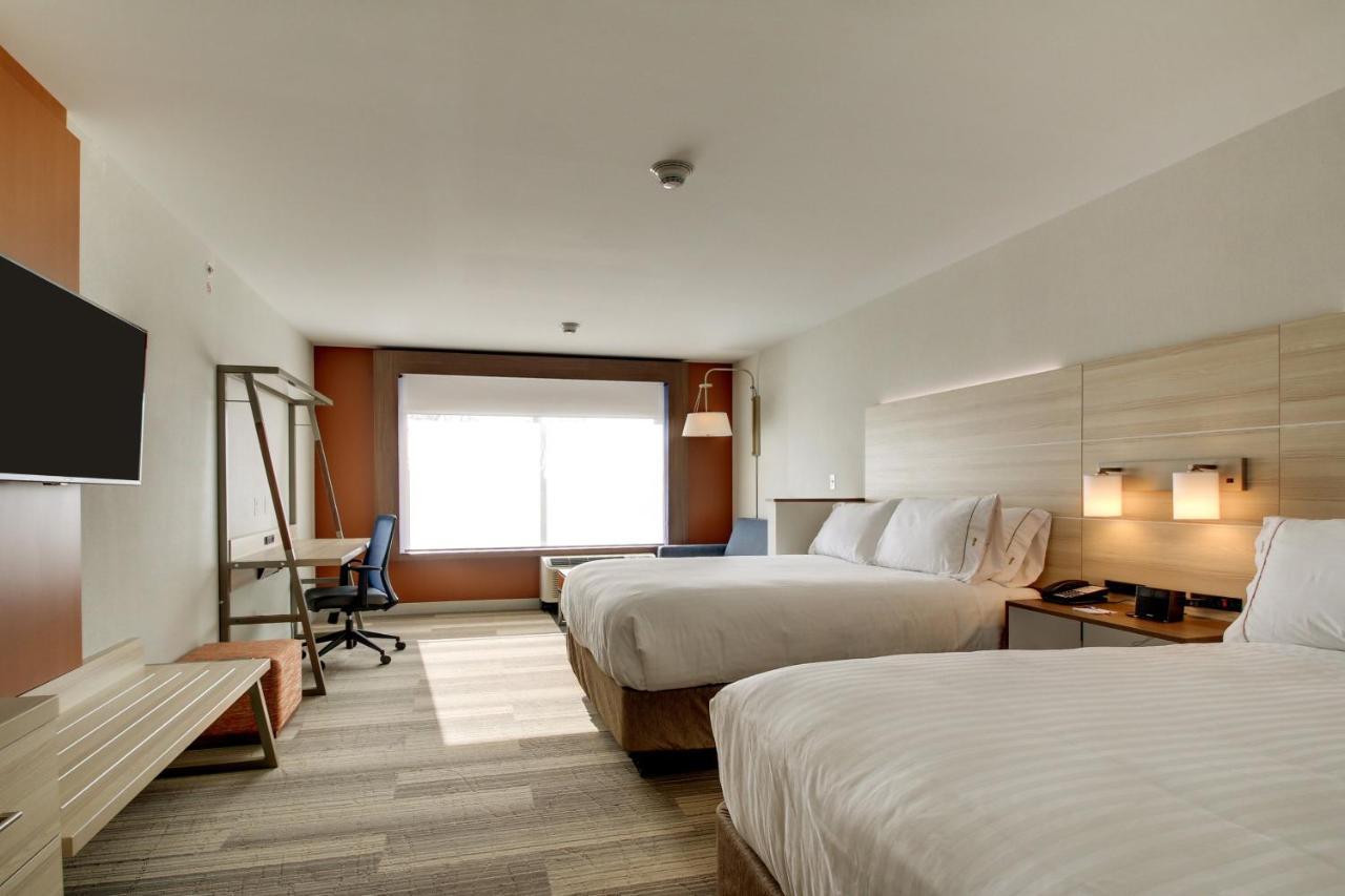 Queen Suite Two Queen Beds