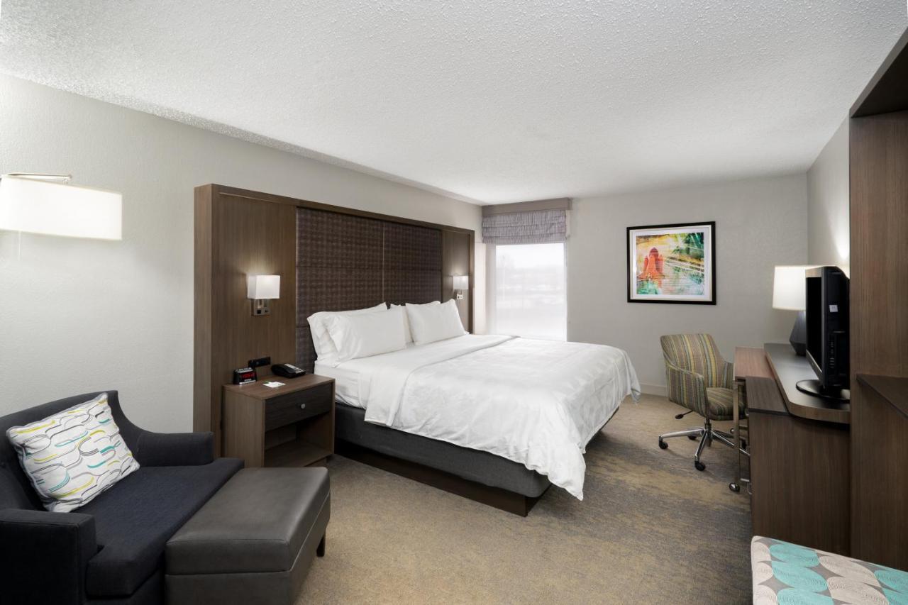 King Room - Hearing Accessible - Roll-in Shower