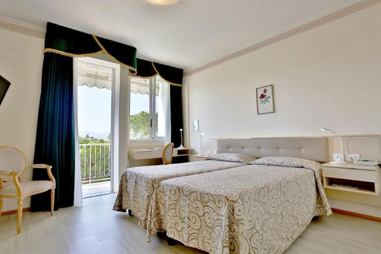 Chambre Double ou Lits Jumeaux - Vue sur Piscine