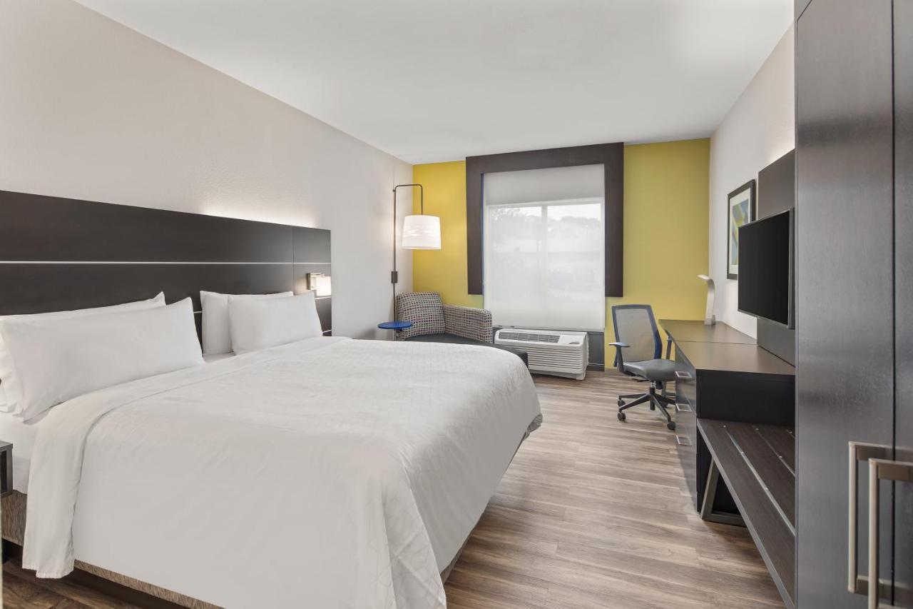 Standard King Room with Roll-in Shower - Mobility Accessible