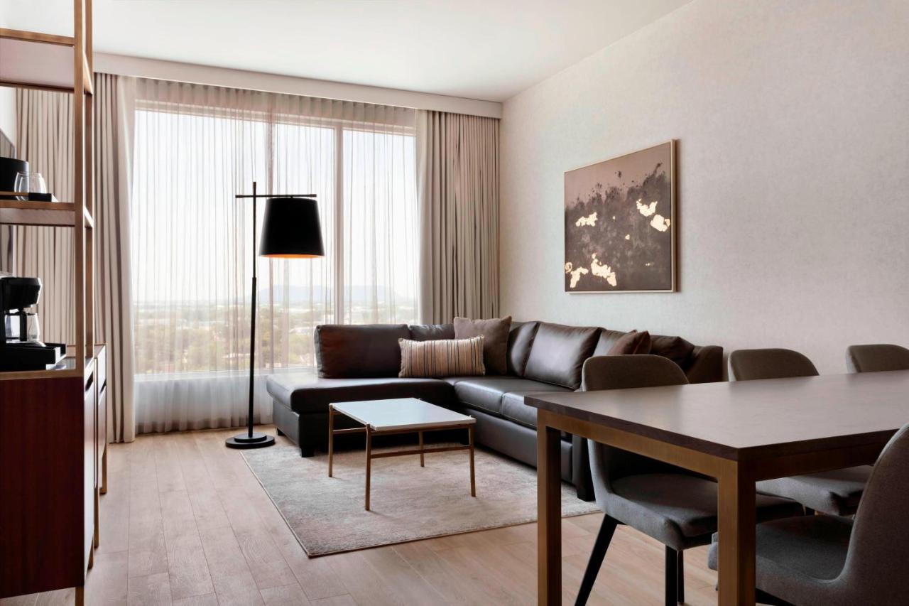 Club lounge access, Executive Suite, 1 King, City view