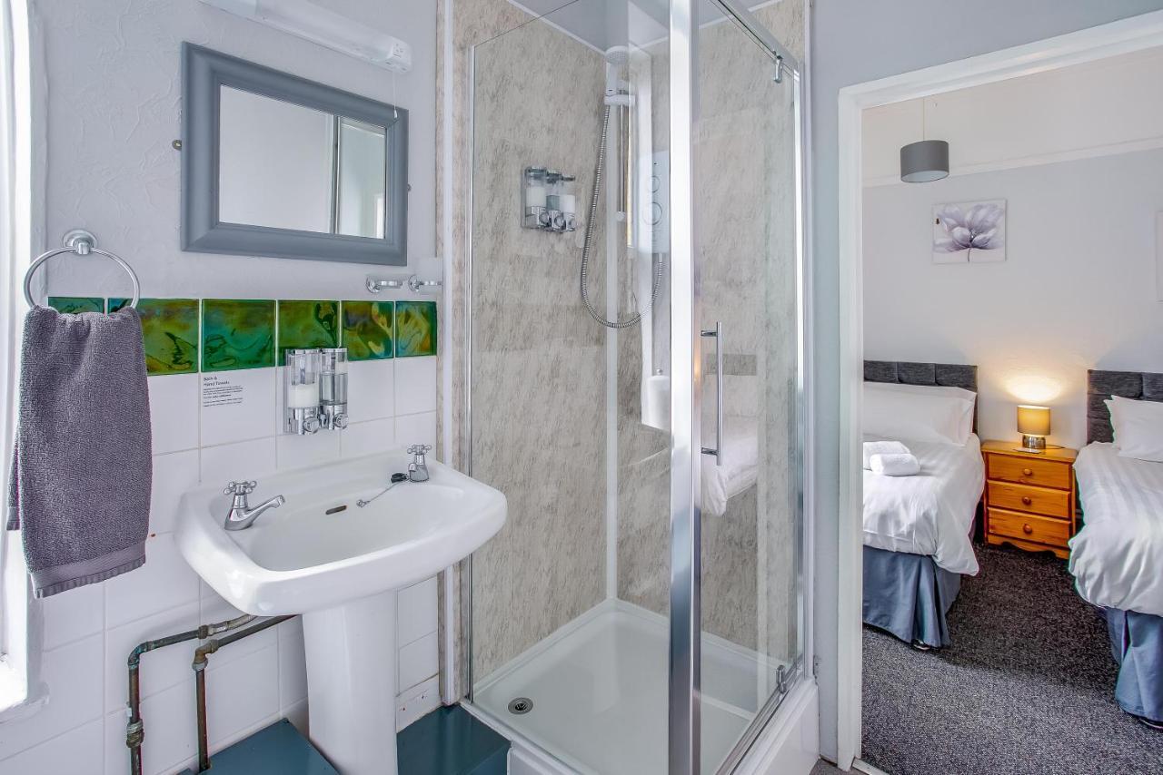 Family Room Ensuite with Shower
