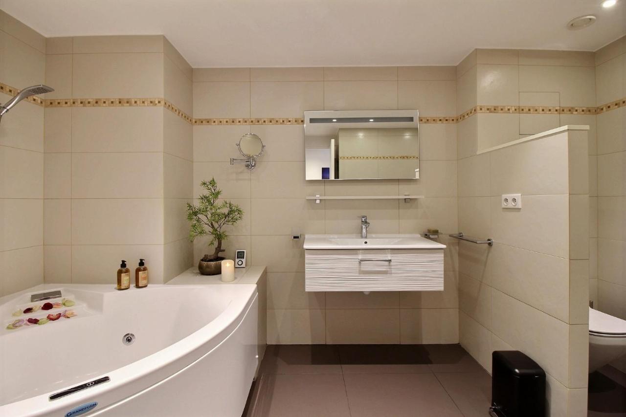 Queen Room Spa Bath