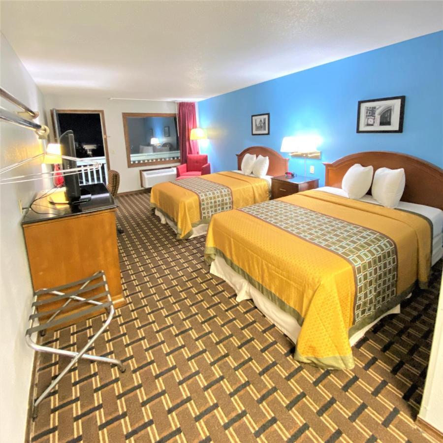 Deluxe Double Room (2 Adults + 1 Child)
