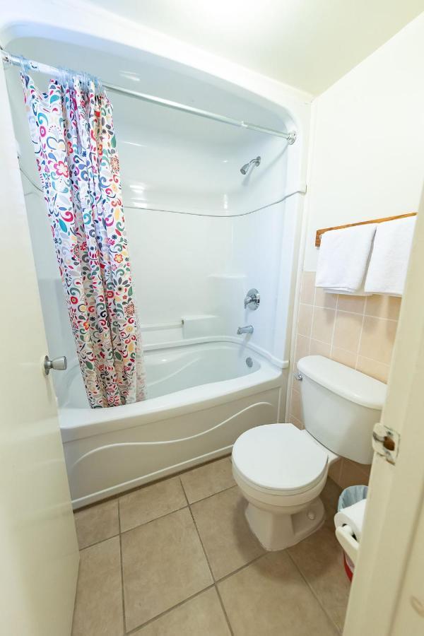 Honeymoon Suite,994802119:JPEG