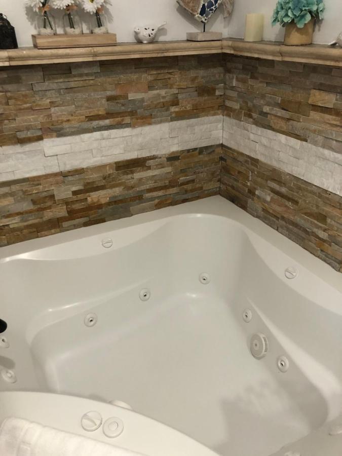 Queen Suite with Spa Bath