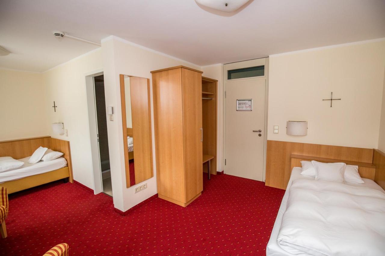 Doppelzimmer mit eigenem Bad - Kardinal-Wendel- Haus