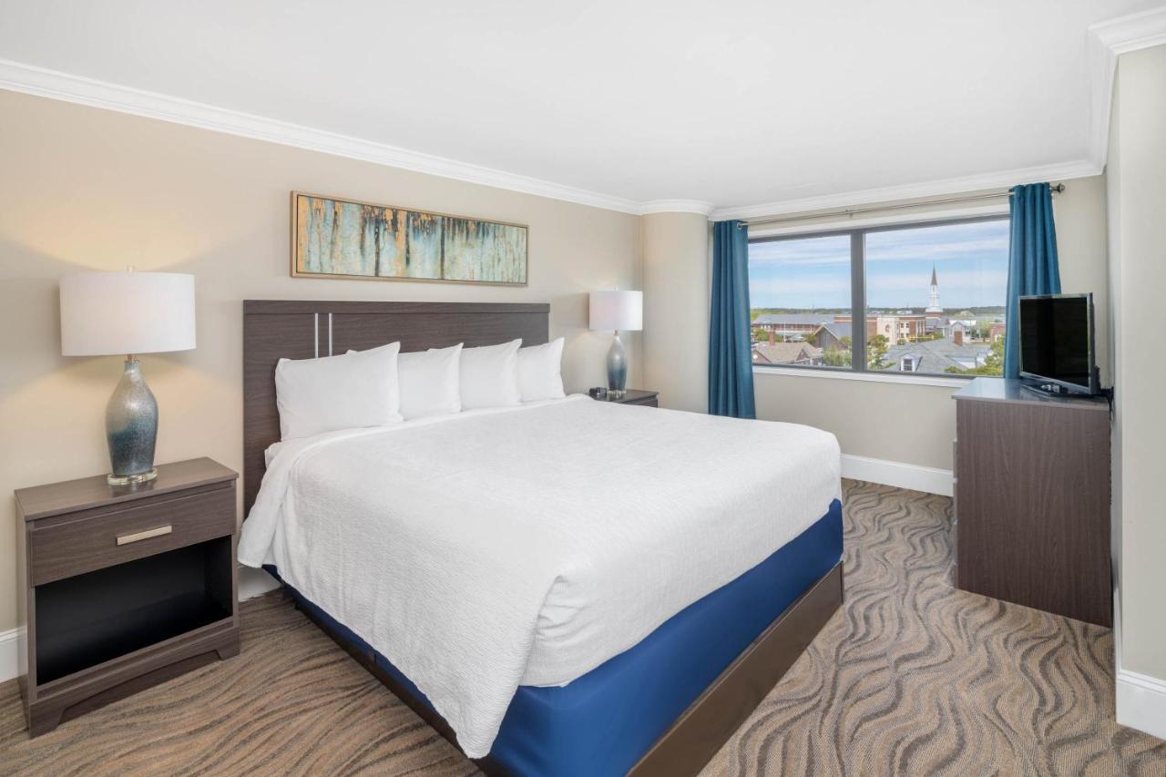1 King Bed Studio (City View)