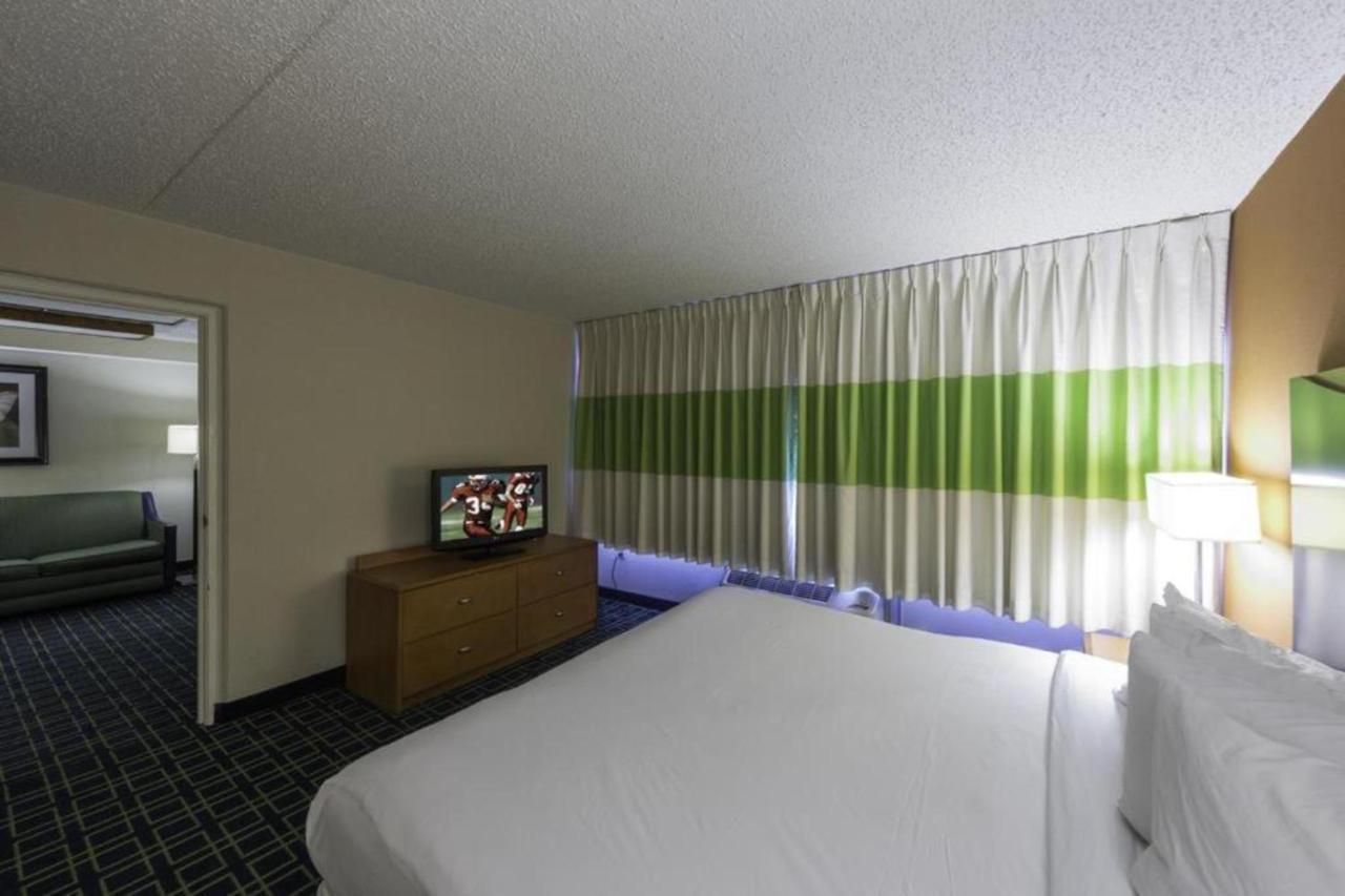 One-Bedroom King Suite - Non-Smoking