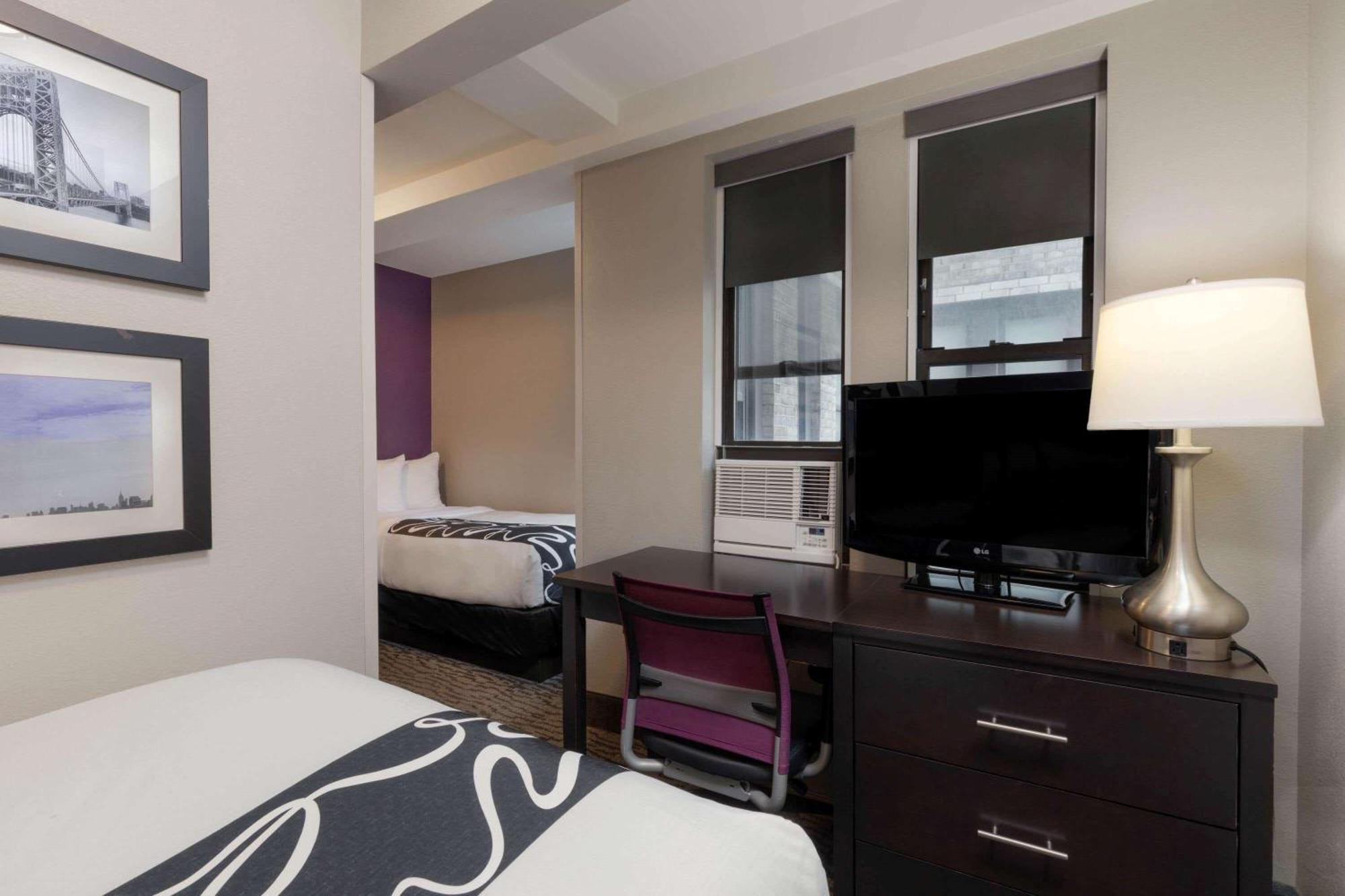 Um Quarto com 2 Camas de Solteiro e 1 Quarto Completo