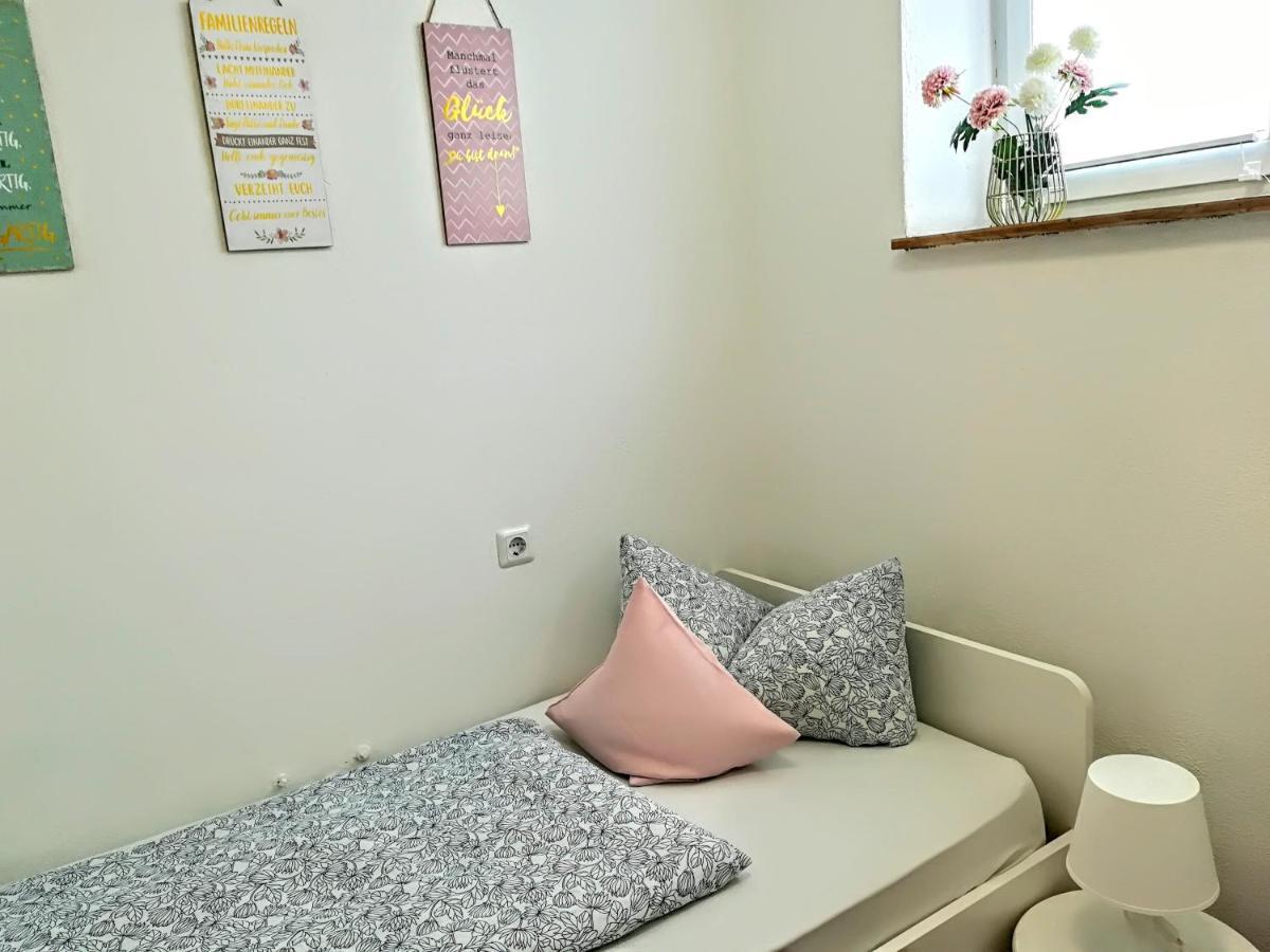 Kleines Einzelzimmer mit eigenem Badezimmer