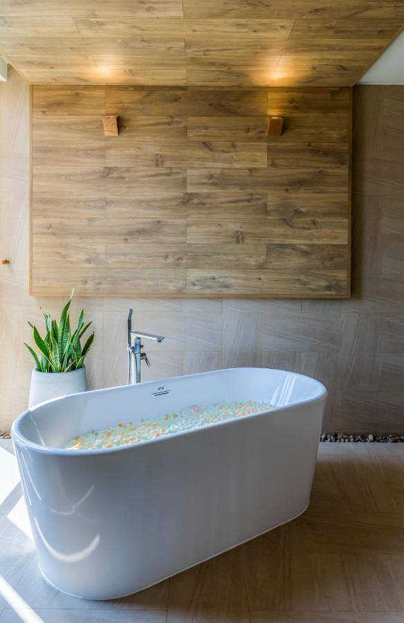 Suite Fusion Deluxe 2 Giường Đơn Nhìn Một Phần Ra Biển - Bao Gồm Spa Hằng Ngày