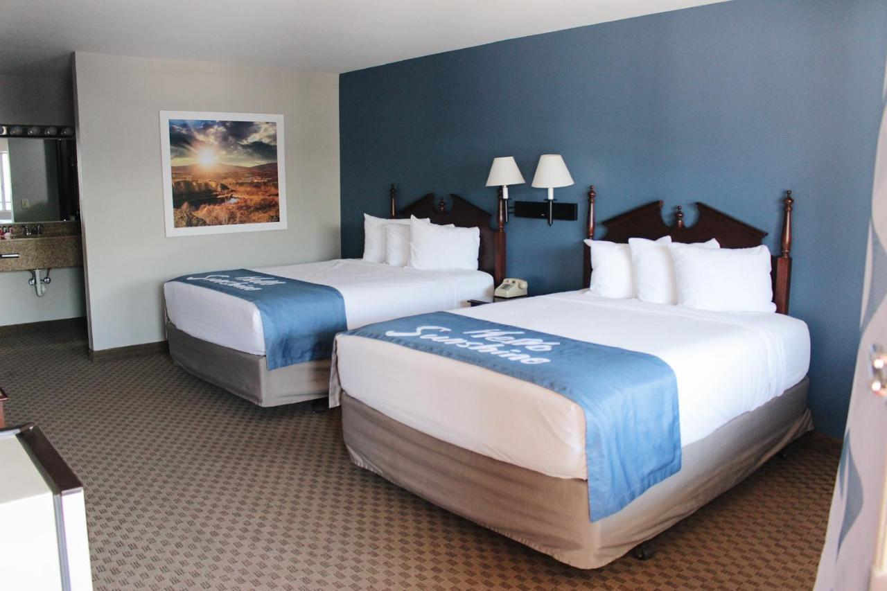 Queen Room with Two Queen Beds - Smoking