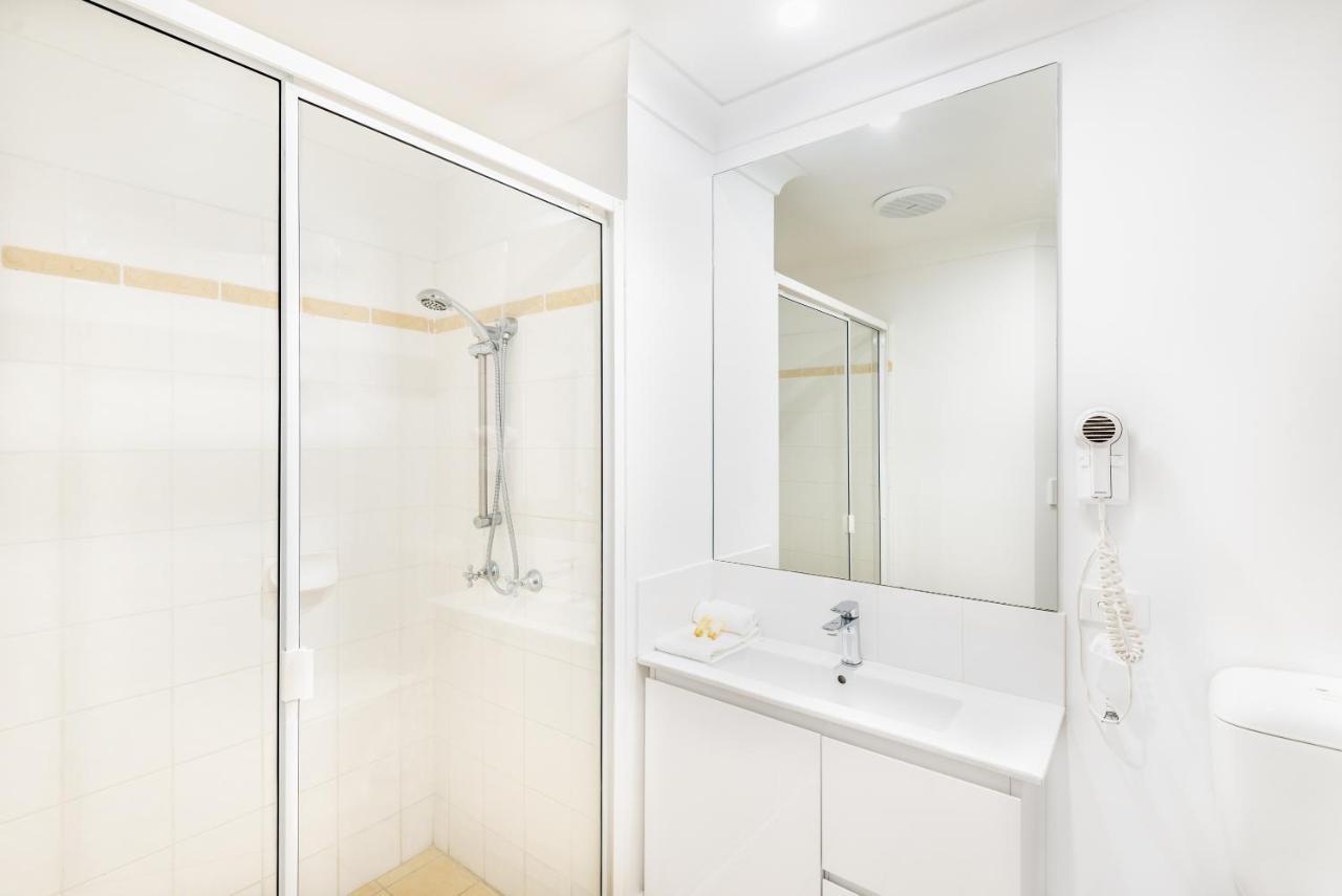 Studio Lakeview Room