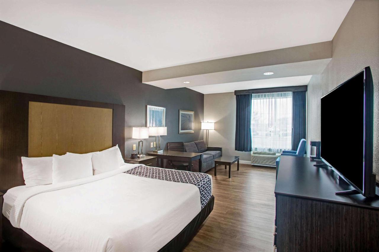 King Room with Roll-In Shower - Mobility Access/Non-Smoking