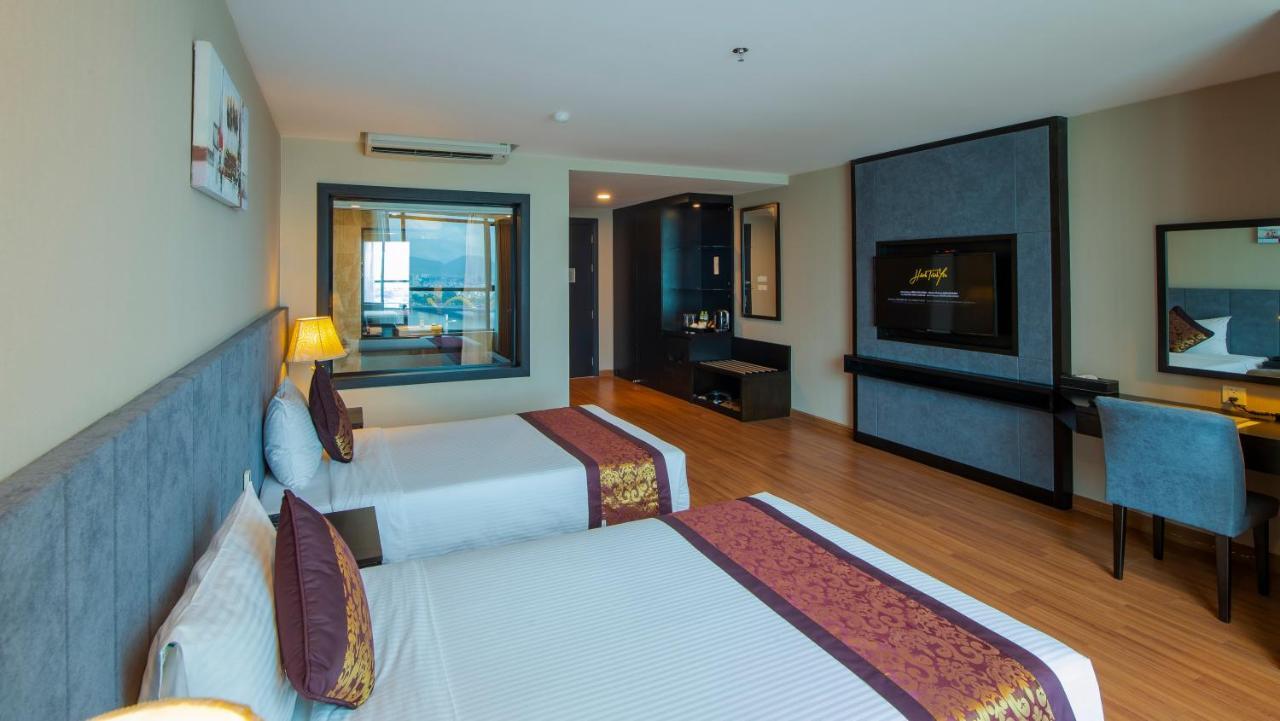 Deluxe Twin Room with Bathtub and City View