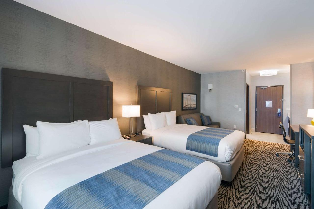Queen Suite with Two Queen Beds and Sofa Bed - Non-Smoking