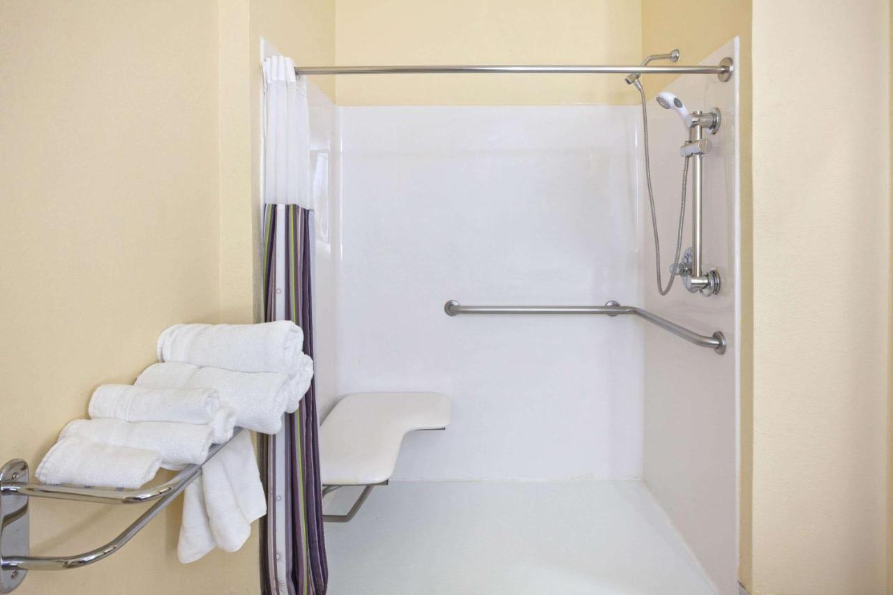 King Room with Bath Tub - Mobility/Hearing Accessible - Non-Smoking